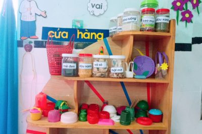 Xây dựng môi trường vật chất, môi trường xã hội trong và ngoài lớp học: